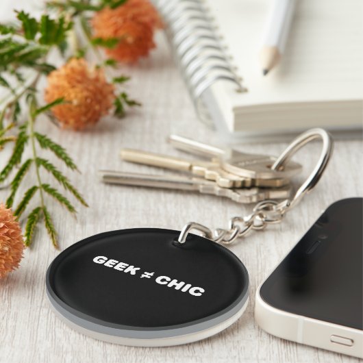 Geek niet Chic (Witte tekst) Sleutelhanger (Voorkant Rechts)