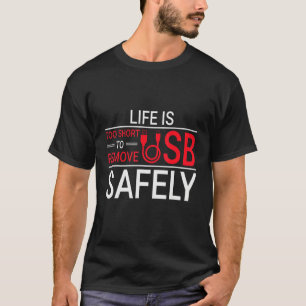 Geeky IT Computer Nerd Verwijder veilig USB T-shirt