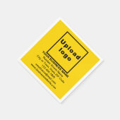 Geel bedrijfsmerk op papieren servet (Hoek)