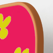 Geel bloempatroon op roze pickleball paddle (Links Detail)