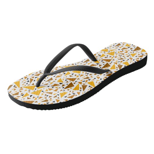 Geel bruine driehoeken op witte retro achtergrond teenslippers (Schuin)