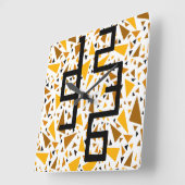 Geel bruine driehoeken op witte retro achtergrond vierkante klok (Hoek)