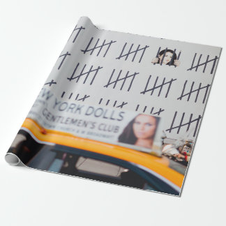 GEEL CAB IN DE VOORZIJDE VAN DE WIT-GESCHREVEN MUU CADEAUPAPIER