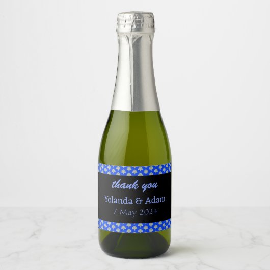 Geel damast patroon blauwe bruiloft sparkling wijnetiket (Voorkant)