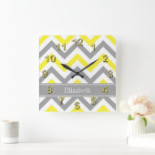 Geel Dk Gray White LG Chevron Gray Name Monogram Vierkante Klok (Huis)