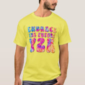 Geel EMBRACE in de toekomstige Y2K-kleurstof T-shirt (Voorkant)