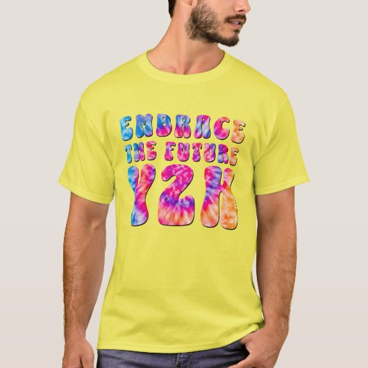 Geel EMBRACE in de toekomstige Y2K-kleurstof T-shirt (Voorkant)
