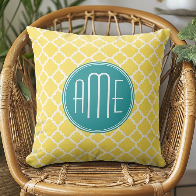 Geel en Blauwgroen Quatrefoil Patroon Aangepast mo Kussen (Custom Monogram Pillow)