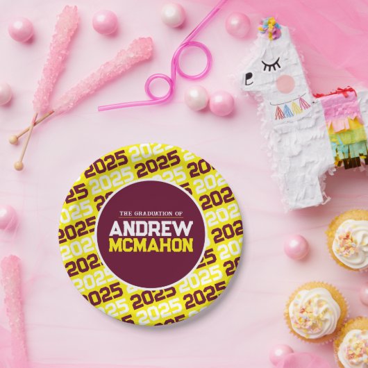 Geel en Bourgondisch gepersonaliseerd Afstuderen Papieren Bordje (Feest)