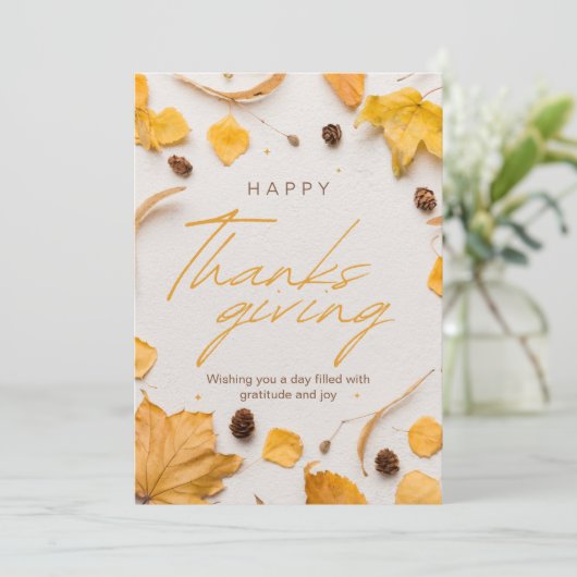 Geel en bruin minimalistisch Happy Thanksgiving Feestdagenkaart (Staand voorkant)