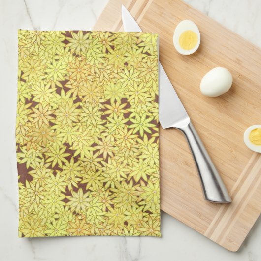 Geel en goudmaaltijd op chocolade bruin theedoek (Quarter Fold)