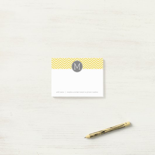 Geel en grijs Chevron Patroon met monogram Post-it® Notes (Op bureau)