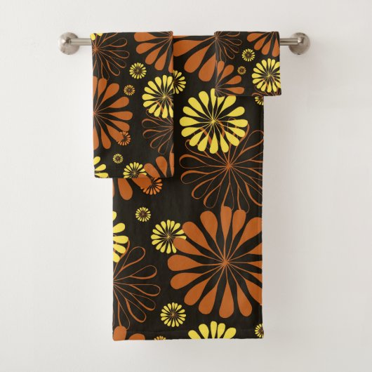 Geel en Koper Retro Bloemen Print op Bruin Bad Handdoek (Insitu)