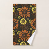 Geel en Koper Retro Bloemen Print op Bruin Bad Handdoek (Handdoek)