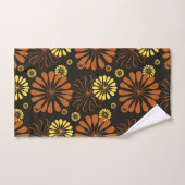 Geel en Koper Retro Bloemen Print op Bruin Bad Handdoek (Handdoek)