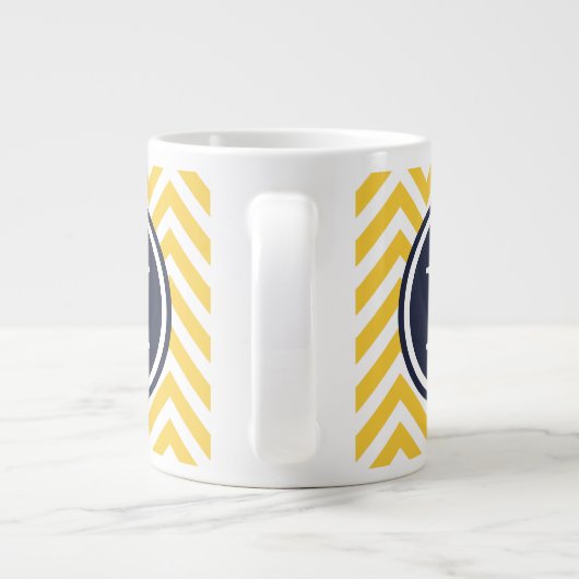Geel en Navy Blue Chevron Custom Monogram Jumbo Beker (Achterkant)
