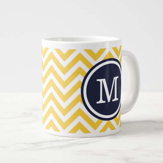 Geel en Navy Blue Chevron Custom Monogram Jumbo Beker (Voorkant rechts)