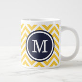 Geel en Navy Blue Chevron Custom Monogram Jumbo Beker (Rechts)