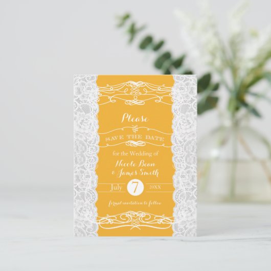 Geel en wit Lace Elegant Wedding Save the Date Aankondigingskaart (Staand voorkant)
