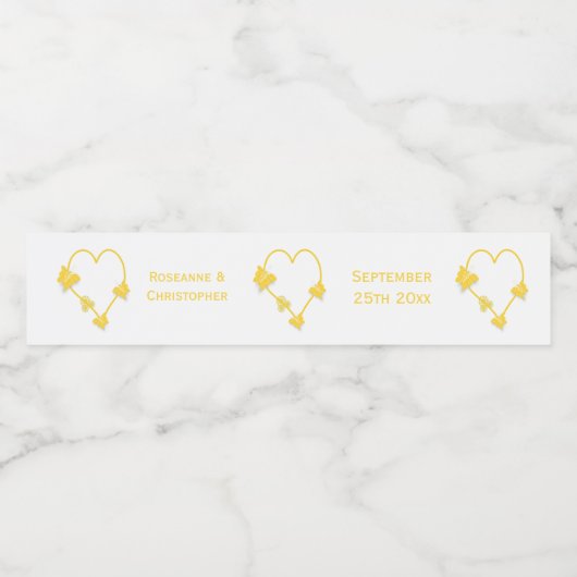 Geel gekleurde vlinder hart ontwerp bruiloft waterfles etiket (Enkel label)