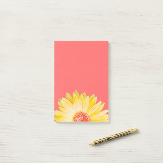 Geel Gerbera Daisy op Roze Post-it® Notes (Op bureau)