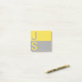 Geel & Grijs Modern Beginletters Monogram Post-it® Notes (Op bureau)