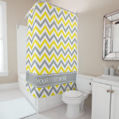 Geel Grijs Wit LG Chevron DK Grijs Naam Monogram Douchegordijn (In situ)