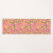 Geel Jasmijnventiel op koraalroze Yogamat (Voorkant (horizontaal))