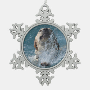 Geel lab maakt plash-zwemmen tin sneeuwvlok ornament