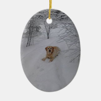 Geel lab, relaxerend in verse wintersneeuw keramisch ornament