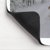 Geel lab spelen in verse wintersneeuw muismat (Hoek)