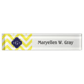 Geel lamsvlees Chevron Navy Quatrefoil 3 Monogram Naambordje (Voorkant)