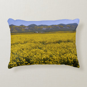 Geel landschap van de bloem decoratief kussen