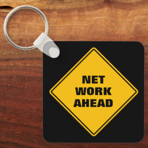 Geel netwerkwerk vooruitgepersonaliseerd wegteken sleutelhanger