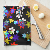 Geel, rood, blauw, crème, Violet Flowers op zwart Theedoek (Quarter Fold)
