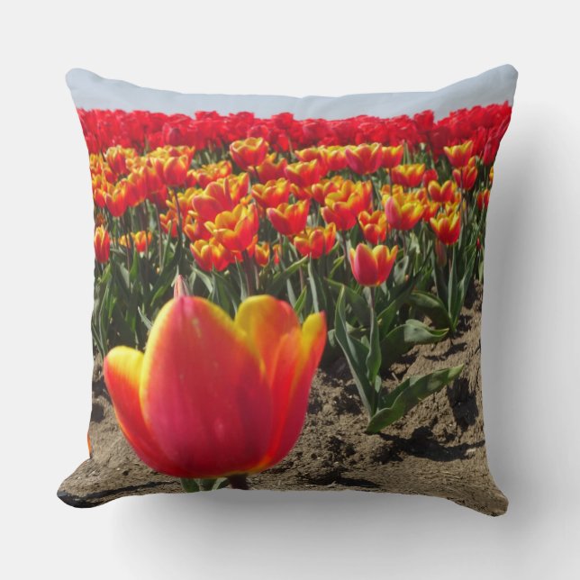 Geel Sierkussen met rode tulpen (Voorkant)