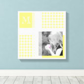 Geel Voeg je foto Gingham Modern Monogram toe Canvas Afdruk (Insitu (Houten vloer))