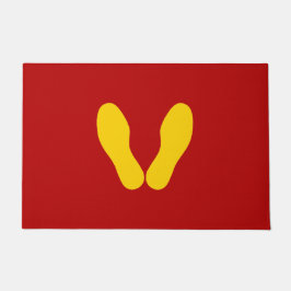 GEEL VOETPRINES OP RODE DEURMAT