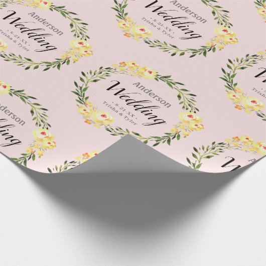 Geel W / C Bloemen Namen & Datum Blush Roze Bruilo Cadeaupapier (Hoek)