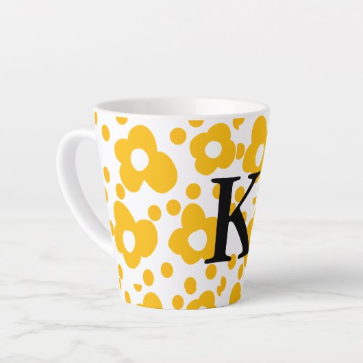 Geel wit madeliefje bloempatroon en monogram muts latte mok (Linkerhoek)