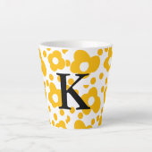 Geel wit madeliefje bloempatroon en monogram muts latte mok (Voorkant)