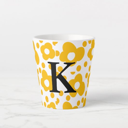 Geel wit madeliefje bloempatroon en monogram muts latte mok (Voorkant)