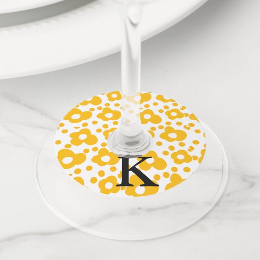 Geel wit madeliefje bloempatroon en monogram muts wijnglaslabel (Dichtbij)
