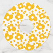 Geel wit madeliefje bloempatroon en monogram muts wijnglaslabel (Achterkant)