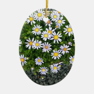 Geel-witte margarita bloemen met grijze keien keramisch ornament