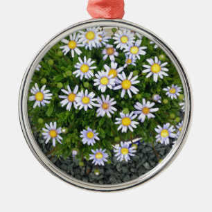 Geel-witte margarita bloemen met grijze keien metalen ornament
