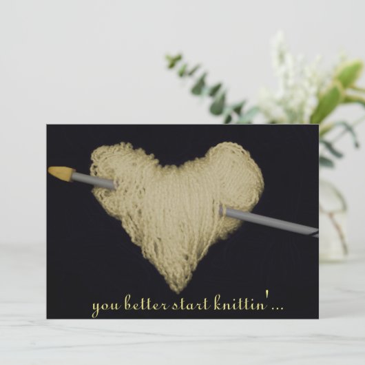 Geel wollen hart baby aankondiging zwangerschap (Staand voorkant)