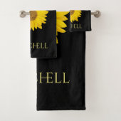 Geel Zonnebloem Custom Name Zwart Bad Handdoek (Insitu)