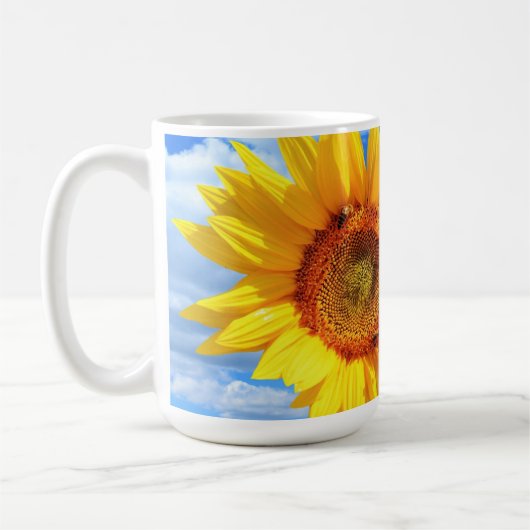 Geel Zonnebloem en Bijen op Blue Sky Coffee Mok (Links)