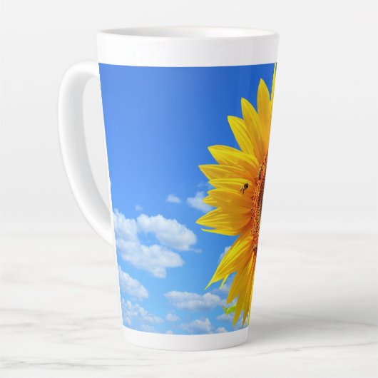Geel Zonnebloem en Bijen op Blue Sky Latte Mok (Linkerhoek)
